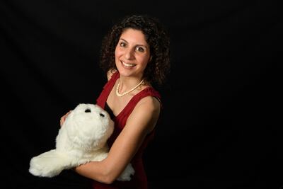 La doctora Shelly Levy Tzedek con el robot PARO, "estos descubrimientos ofrecen nuevas estrategias para el manejo del dolor y para mejorar el bienestar, algo que resulta particularmente necesario en este momento, en el que el distanciamiento social es un factor crucial para la salud pública", señaló la doctora, del departamento de Terapia Corporal de la universidad.