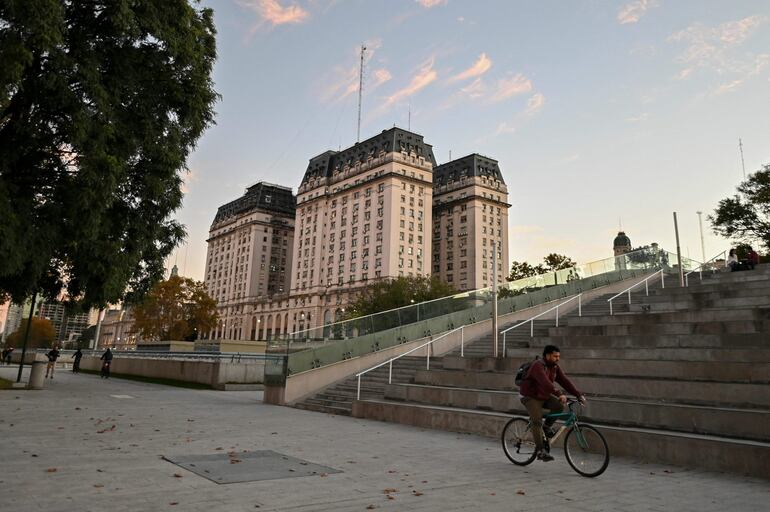 Vista del edificio Libertador, que alberga el Ministerio de Defensa en Buenos Aires. Fue edificado en 1938 por los arquitectos Enrique Lopardo, Nestor Pastrana y Hector Campini. 