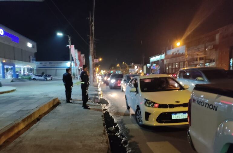 Fila de vehículos que quedó aguardando la reapertura del vacunatorio mañana.