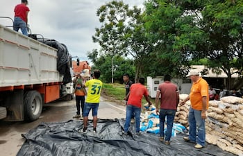 El camion de la SEN, que debia llegar a Bahia Negra, procede a bajar los alimentos para las familias de los ayoreos en el cierre de camino en la zona de Centinela, ya que las lluvias que se produjeron, dejaron intransitable los caminos de tierras en el Alto Paraguay.