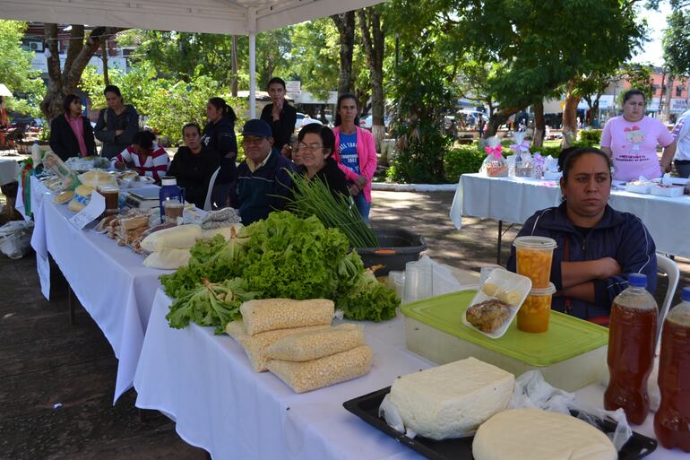 Feria de emprendedores en la plaza San Roque González de Santa Cruz de San Ignacio.