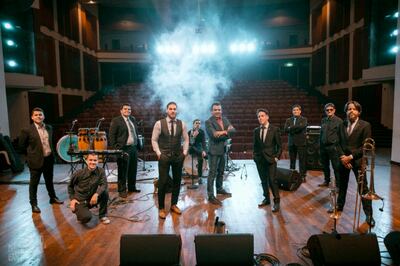 Néstor Ló y Los Caminantes, junto al humorista Gustavo Cabaña, en el escenario del  Teatro “Agustín Barrios” del CPJ.