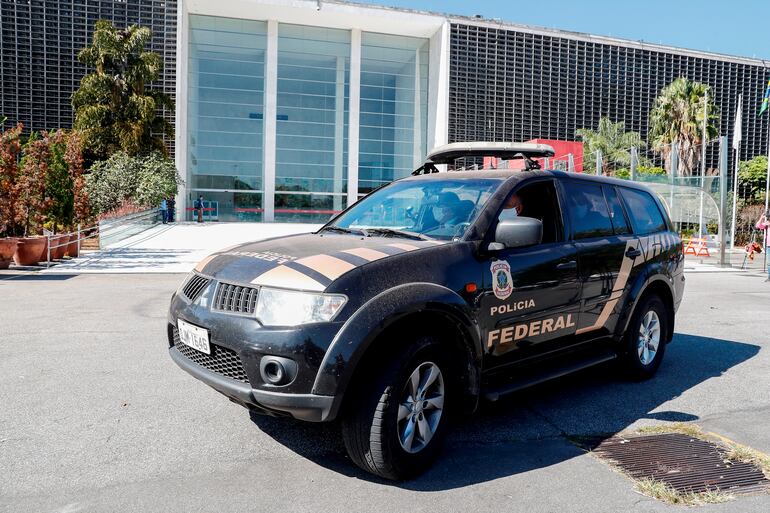 Un vehículo de la Policía Federal brasileña fuera de la Asamblea Legislativa de Sao Paulo.