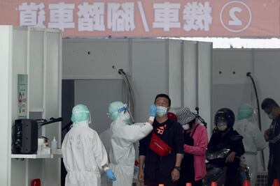 Testeos de covid en el Memorial Chiang Kai-shek, en Taipéi, Taiwán. (EFE)