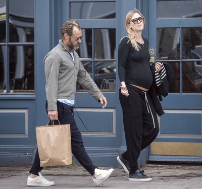 El actor Jude Law junto a su esposa, la sicóloga Philippa Coan esperan su primer hijo, tras cumplir un año de matrimonio.