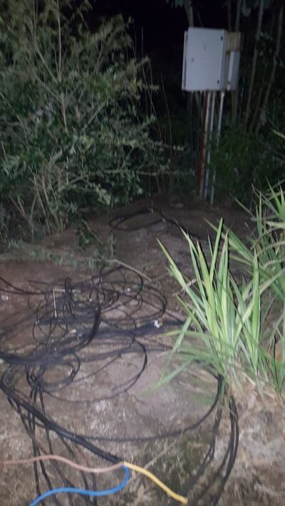 Los cableados de la antena en el piso tras la fechoría de los ladrones.