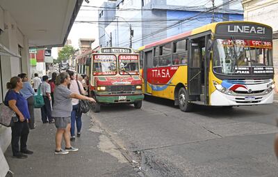 Pasajeros soportan “reguladas” del servicio de transporte publico.