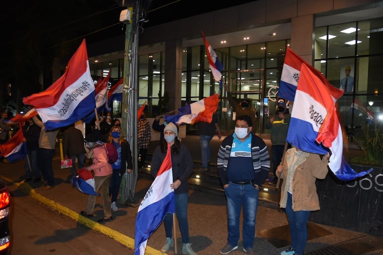 Manifestantes frente a la sede central del Banco Basa, en Asunción, este miércoles.