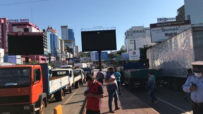 Los camioneros bloquearon por media hora la cabecera del puente de la Amistad de Ciudad del Este.