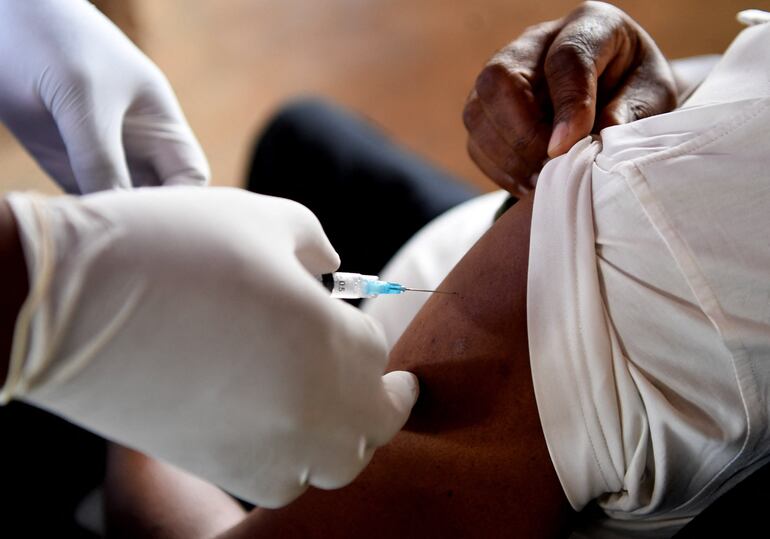 Un hombre recibe una dosis de la vacuna de AstraZeneca contra la covid-19 en Francistown, Botsuana, este viernes.