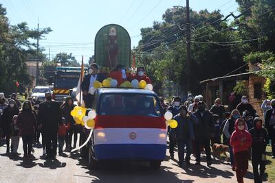 Momento de la procesión de la sagrada imagen del santo patrono de Ypané, San Pedro Apóstol