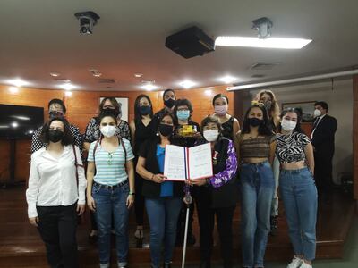 Integrantes de California Superstar con el reconocimiento. Sosteniendo la mención a la derecha se encuentra Catunga Pereira.