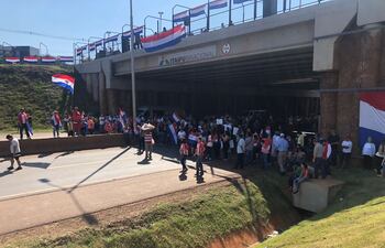 Una gran cantidad de personas va llegando a la movilización.