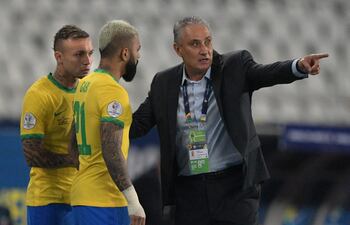 Tité dando indicaciones a Gabigol y Everton Cebolinha
