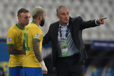 Tité dando indicaciones a Gabigol y Everton Cebolinha