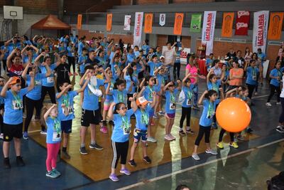 El calentamiento de los niños antes del inicio de la carrera.
