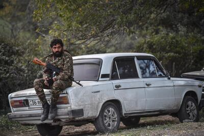 Un combatiente descansa en una aldea al sureste de Stepanakert, en la región de Nagorno Karabaj.