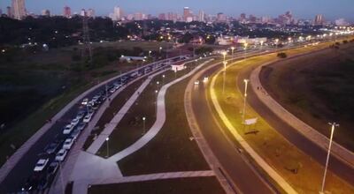 Desde anoche y tempranas horas de este sábado se observaba una gran cantidad de vehículos aguardando en la fila para la vacunación antiCOVID, en la Costanera de Asunción.