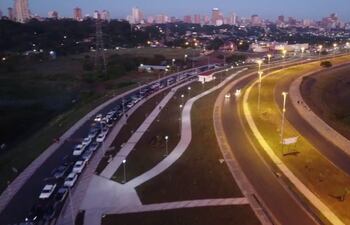 Desde anoche y tempranas horas de este sábado se observaba una gran cantidad de vehículos aguardando en la fila para la vacunación antiCOVID, en la Costanera de Asunción.