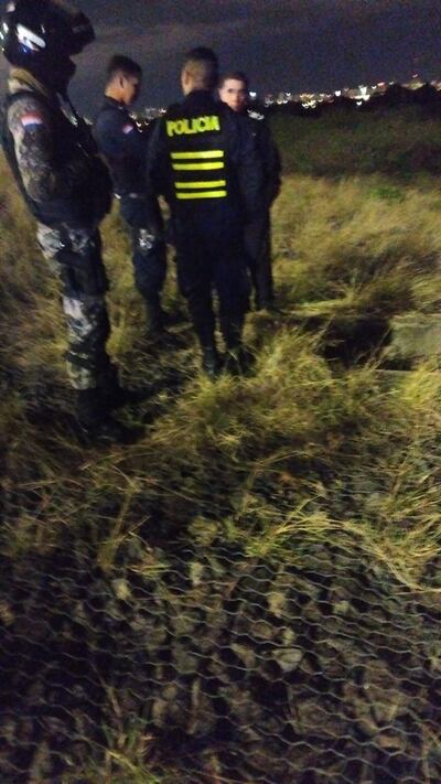 Linces encuentran cadáver en la Costanera de Asunción.