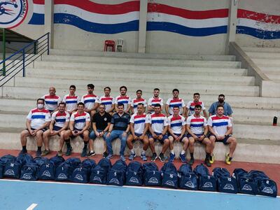 La delegación tricolor, con sus atuendos e indumentaria, prestos para representar al país en el Campeonato Sur-Centro América de Handball, que se disputará en Recife, Brasil, desde el lunes próximo.