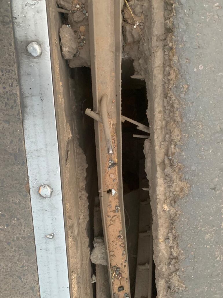 Gentileza. Imagen muestra las dimensiones del quiebre en medio del asfaltado.