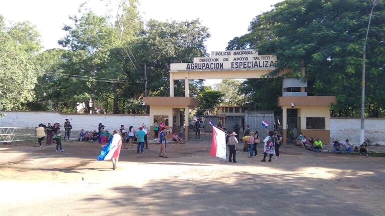 Familiares aguardan la libertad de los detenidos frente a la Agrupación Especializadas.