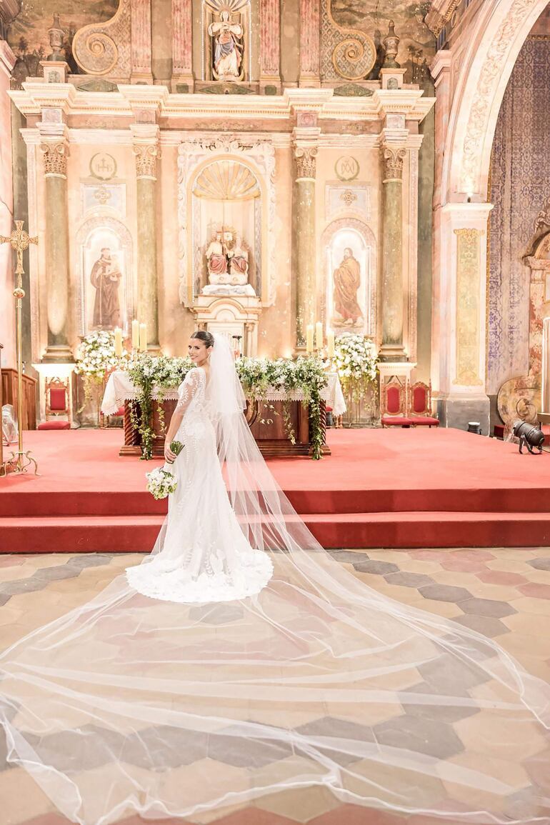 La novia lució hermosa con un vestido de líneas románticas que fue diseñado y  confeccionado por Javier Saiach.