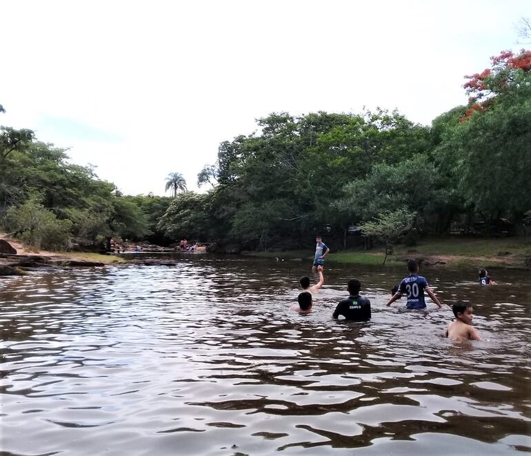 El agua del arroyo Paso Carreta surge de entre las piedras del Cerro Acahay.