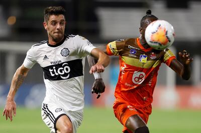El uruguayo Alejandro Silva (fue uno de los cambiados anteanoche en Olimpia), en la foto con el zurdo Geovanny Nazareno.