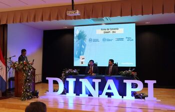 Joel Talavera, titular de la DINAPI, junto al ministro de la Secretaría Nacional de la Juventud, Edgar Colmán.