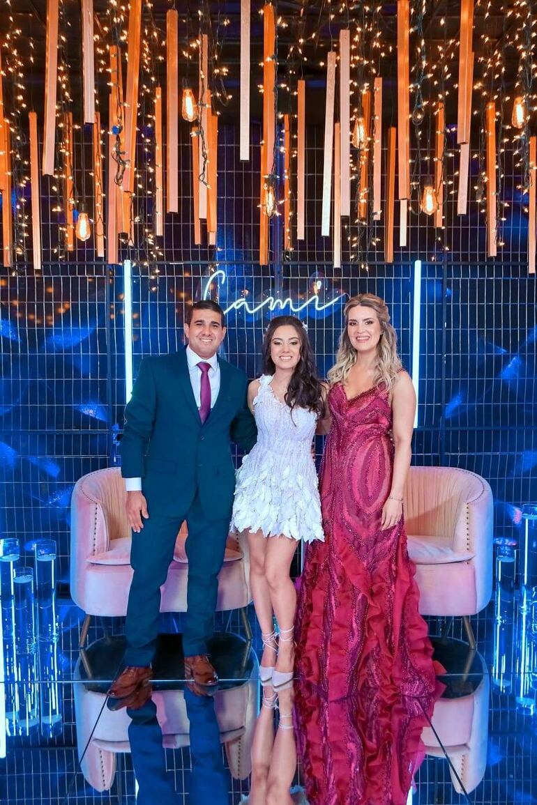 La quinceañera con sus padres Elías Martínez y Trazy Willigs.