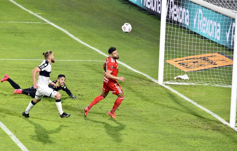 El atacante Isidro Pitta Saldívar palpita con la resolución de la jugada ofensiva franjeada. El “Vikingo” tuvo un gran partido en Para Uno.