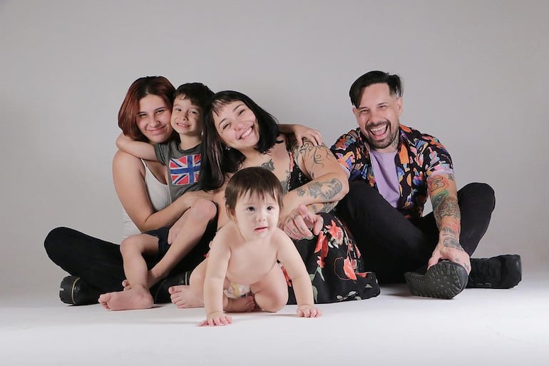 Bella familia. Andrea Valobra y Diego Arriola junto al cumpleañero Tino y las hermanas Danna y Eira. (Instagram/Andrea Valobra)