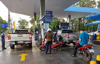 Motos y autos se aglomeran en la única bomba de una estación de servicios de Salto del Guairá que aún tiene combustible.
