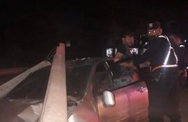 El vehículo sufrió serios daños tras el impacto.