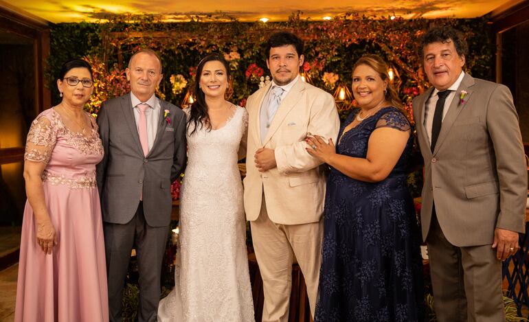 Fueron los padrinos Enedir de Fátima Santi y Claudio Santi; Alicia Beatriz Bogado de Paredes y Julio César Paredes.