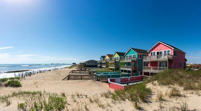 Las coloridas casas en Nags Head, en las islas de Outer Banks, atraen a los turistas.