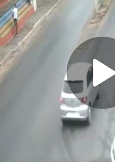 El auto que ocasionó el accidente fatal en la ciudad de San Antonio, el sábado último. No cuenta con chapa trasera, la fiscalía busca identificar al propietario.