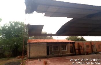 Parte del techo del tinglado de la escuela Adolfo Rojas Silva también fue desprendido por la fuerza del temporal.