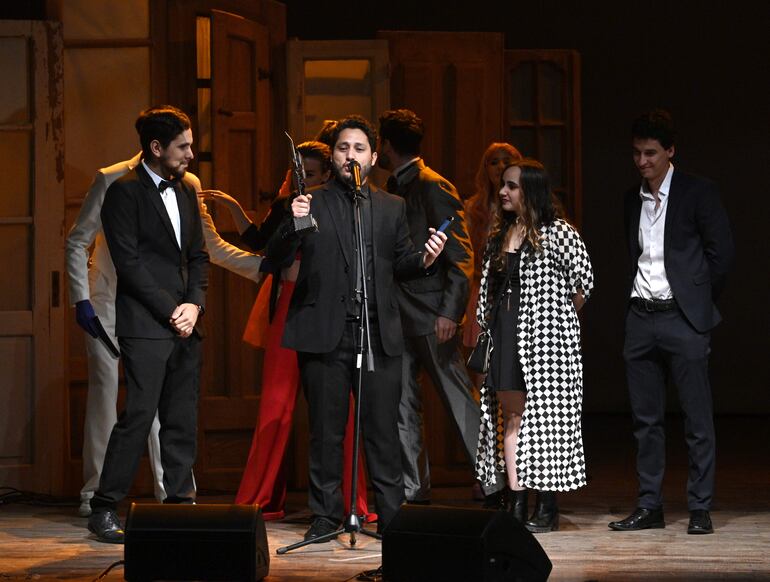 Henry Fornerón y el equipo de "La historia divertida" recibiendo su premio en el escenario del Teatro Municipal.