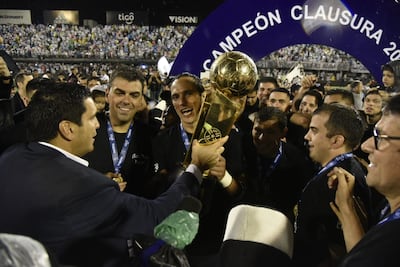 Marco Trovato y Roque Santa Cruz recibiendo la Copa.