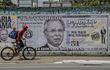 Mural con críticas al ministro de Economía de Brasil, Paulo Guedes. La Bolsa de SP cae tras el anuncio oficial flexibilizar las reglas de responsabilidad fiscal.