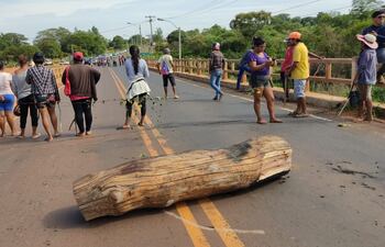 Nativos cerraron el puente Curuguaty'y para exigir pago de Tekoporã.