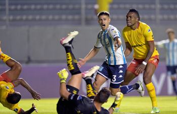 Gabriel Rojas celebra su gol para Racing ante Aucas.
