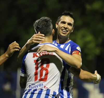 La dupla de ataque del 12 de Octubre que incidió en el triunfo de anoche. Los artilleros Zeballos y Núñez, en u fuerte abrazo