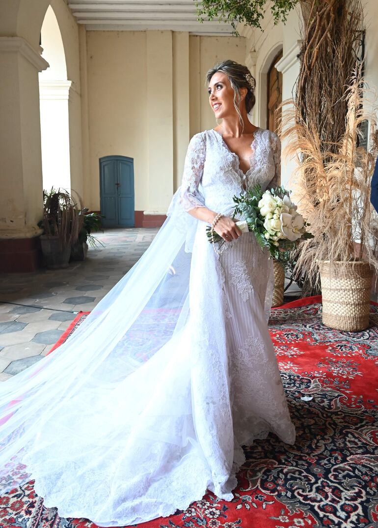 La novia lució radiante con un vestido único diseñado por Florencia Soerensen, el tocado fue trabajado por Abel Morel.