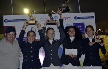 Juan Vicente Álvarez (director y capitán), Leticia Díaz Benza, María Lange, Belén Giménez y Sophía Vargas integran el equipo Equus que se consagró en al competencia por equipos.