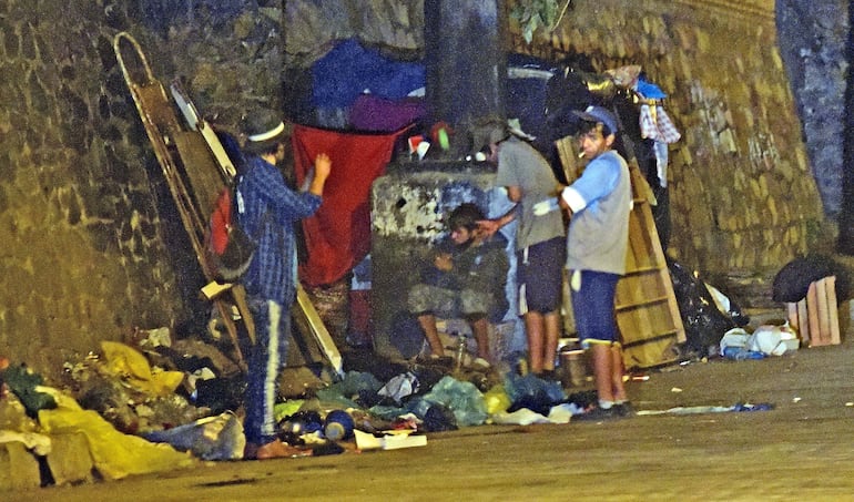 Cientos de jóvenes en situación de consumo que se aíslan de sus familias viven en las calles y terminan delinquiendo.