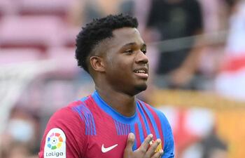 Ansu Fati, 18 años, utilizó por primera vez la casaca número 10 que dejó Lionel Messi y marcó un golazo.